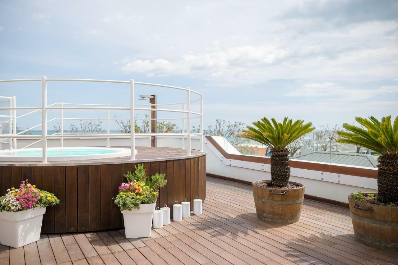 Trampolines Suite Hotel Riccione Exterior foto